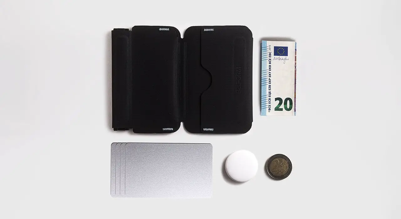REFORM-Wallet-with-accessories