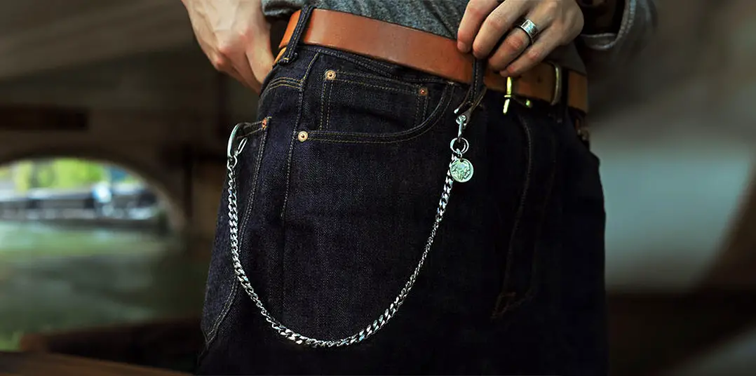 how-to-wear-a-chain-wallet